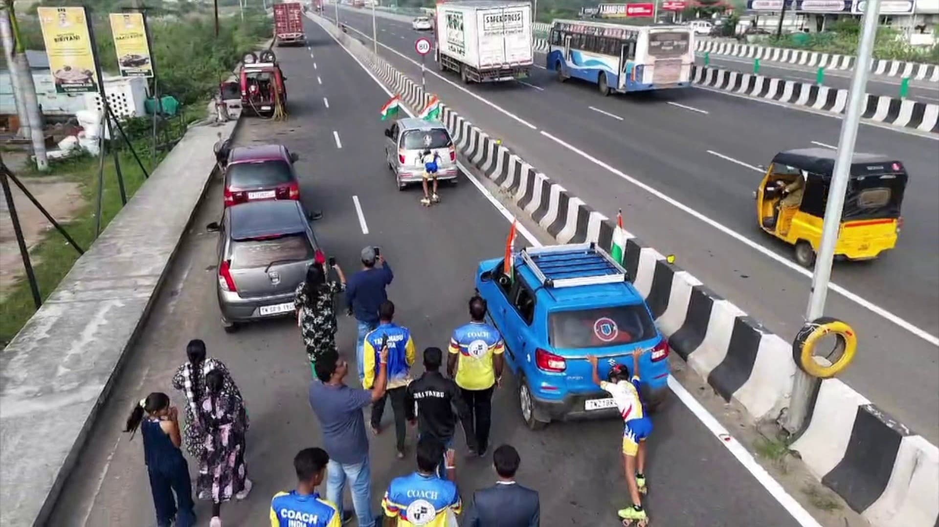 ரோலர் ஸ்கேட்டிங் மூலம் கார்களை தள்ளிச் சென்று மாணவி மற்றும் மாணவர் உலக சாதனை