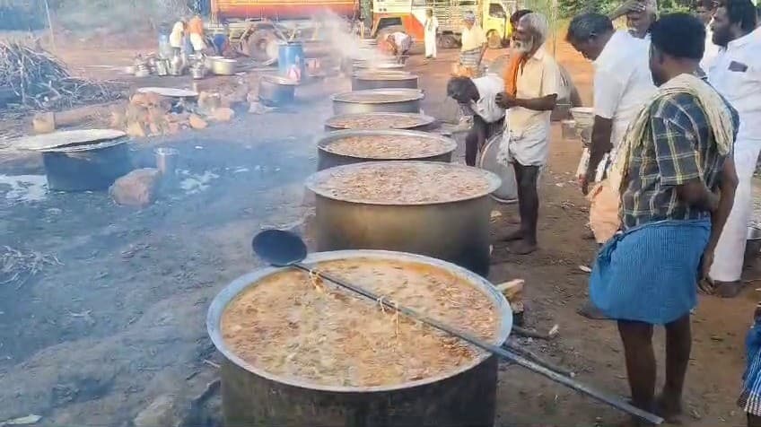 ஆண்கள் மட்டுமே பங்கேற்ற கோயில் திருவிழாவில் தடபுடலாக நடந்த அசைவ விருந்து..!!