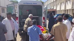 மூளைச்சாவு அடைந்தவரின் உடலுறுப்புகள் தானம்..  உடலுக்கு மரியாதை செலுத்திய மருத்துவர், செவிலியர்கள்
