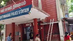 கனமழையால் பெயர்ந்து விழுந்த காவல்நிலைய முகப்பு..  கட்டிடத்தை புதுப்பிக்க வேண்டும் போலீசார் கோரிக்கை..