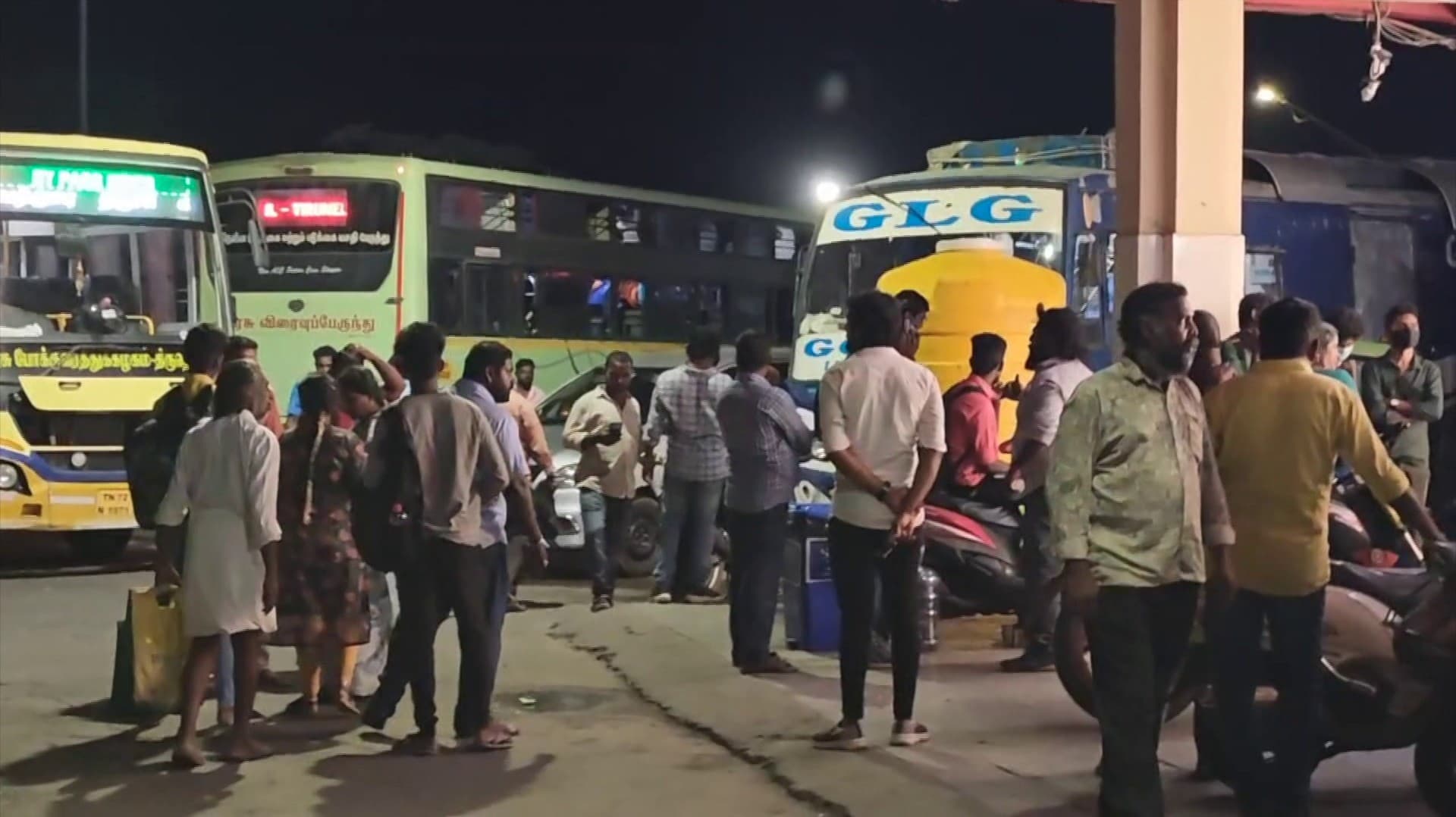 அனுமதியின்றி பேருந்து நிலையத்தில் படப்பிடிப்பு.. சசிகுமாரின் புதிய வெப்சீரிஸின் படப்பிடிப்பு பாதியில் நிறுத்தம்..!