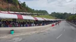 திருப்பதியில் திடீரென அதிகரித்த பக்தர்கள் கூட்டம்.. 3 கி.மீ தூரம் வரை காத்திருந்த  பக்தர்கள்..