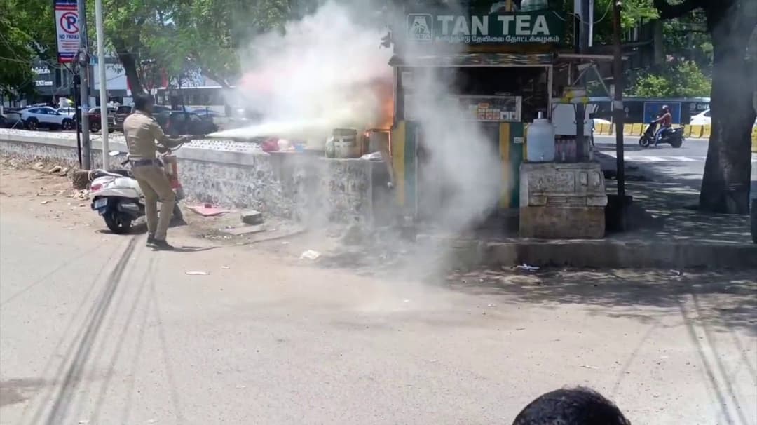மருத்துவமனை அருகே உள்ள டான்டீ பெட்டிக்கடையில் தீ விபத்து.. தீயை விரைந்து கட்டுபடுத்திய போலீசார்..