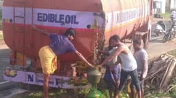 10 ஆயிரம் லிட்டர் சமையல் எண்ணெய் ஏற்றிச் சென்ற லாரி.. எண்ணெயை குடத்தில் பிடித்த மக்கள்