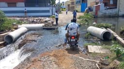 கனமழையில் அடித்து செல்லப்பட்டத் தரைப்பாலம்.. கனரக வாகனங்கள் செல்ல முடியாத நிலை..!