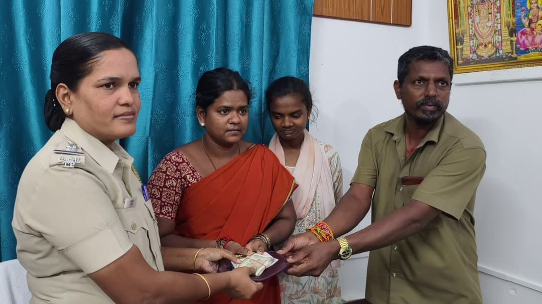 கீழே கிடந்த பர்ஸில் இருந்த 20 ஆயிரம் ரூபாயை கண்டெடுத்து போலீசிடம் ஒப்படைத்த ஆட்டோ ஓட்டுநர்