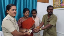 கீழே கிடந்த பர்ஸில் இருந்த 20 ஆயிரம் ரூபாயை கண்டெடுத்து போலீசிடம் ஒப்படைத்த ஆட்டோ ஓட்டுநர்