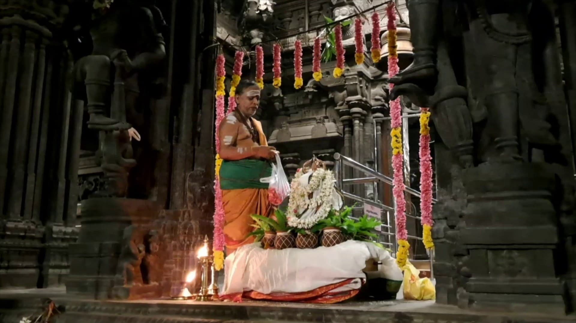 விநாயகர் திருவிழா கொடியேற்றத்துடன் தொடக்கம்..  திரவியங்களால் சிறப்பு அபிஷேகம்