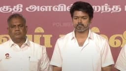 3-ஆம் கட்ட கல்வி விருதுகள் வழங்கும் விழாவில்.. காமராஜர், இளைய காமராஜர் என்றெல்லாம் என்னை அழைக்க வேண்டாம்  - விஜய்