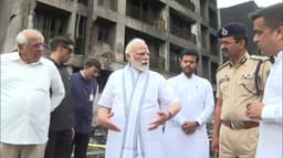 அகமதாபாத்தில் விமான விபத்து நிகழ்ந்த இடத்தில் பிரதமர் மோடி ஆய்வு