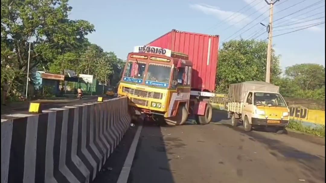 கண்டெய்னர் லாரி செண்டர் மீடியனில் மோதி விபத்து