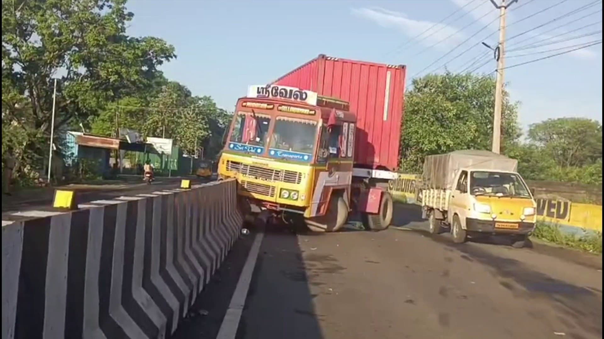 ஓட்டுநரின் கவனக்குறைவால் கட்டுப்பாட்டை இழந்த கண்டெய்னர் லாரி சென்டர் மீடியனில் மோதி விபத்து..