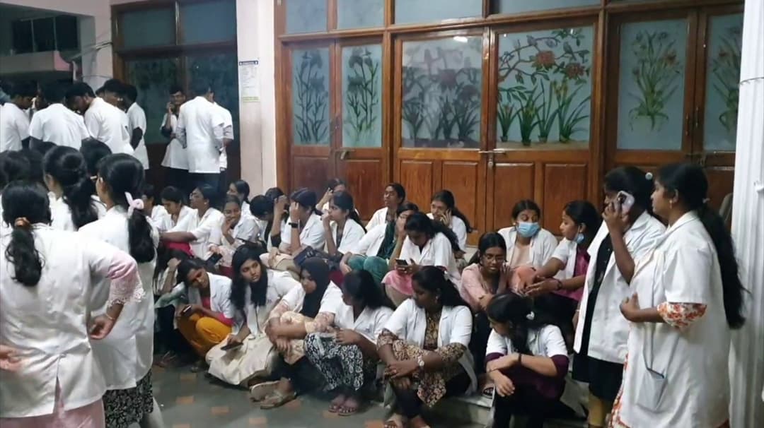 பயிற்சி பெண் மருத்துவர் மீது நடந்த தாக்குதலால் ஆத்திரமடைந்த பயிற்சி மருத்துவர்கள்...