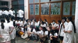 பயிற்சி பெண் மருத்துவர் மீது நடந்த தாக்குதலால் ஆத்திரமடைந்த பயிற்சி மருத்துவர்கள்...