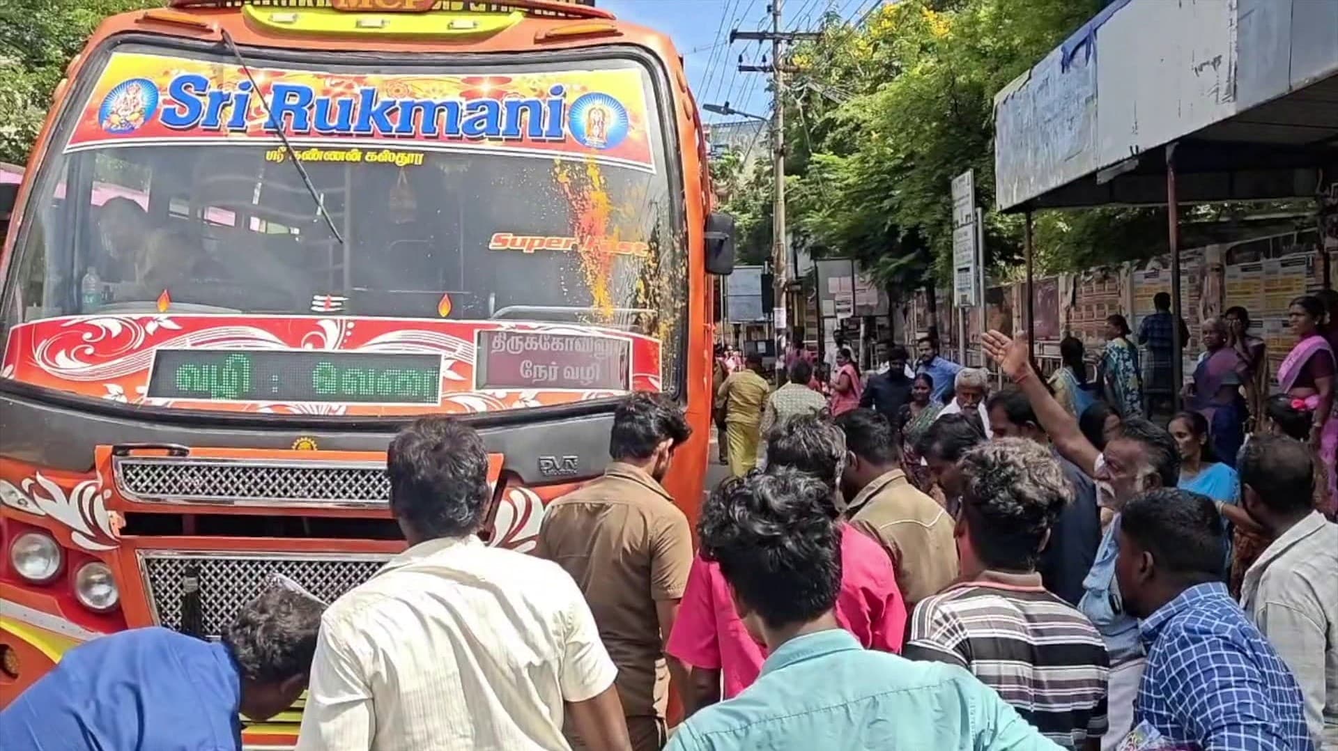 தனியார் பேருந்து மோதி சாலையை கடக்க முயன்ற முதியவர் உயிரிழப்பு... ஓட்டுநர் தப்பியோட்டம்..
