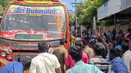 தனியார் பேருந்து மோதி சாலையை கடக்க முயன்ற முதியவர் உயிரிழப்பு... ஓட்டுநர் தப்பியோட்டம்..