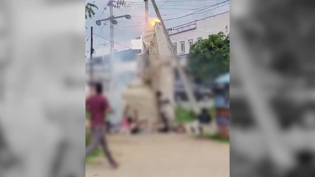 சிலையை தூக்கிச் சென்ற போது மின்கம்பியில் உரசி விபத்து.. 2 பேர் உயிரிழப்பு, 7 பேர் படுகாயம்