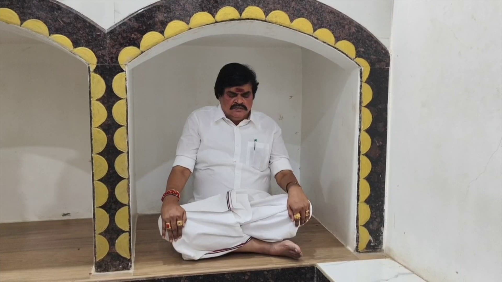 சட்டசபை தேர்தலில் அதிமுக வெற்றி பெற வேண்டி ராஜேந்திர பாலாஜி  தியானம..