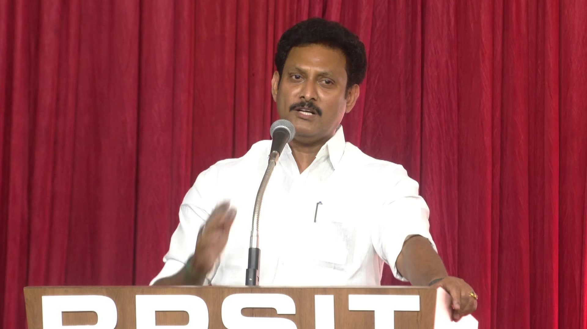 ஆசிரியர்கள் தங்களை அப்டேட் செய்ய வேண்டும்- அன்பில் மகேஷ்