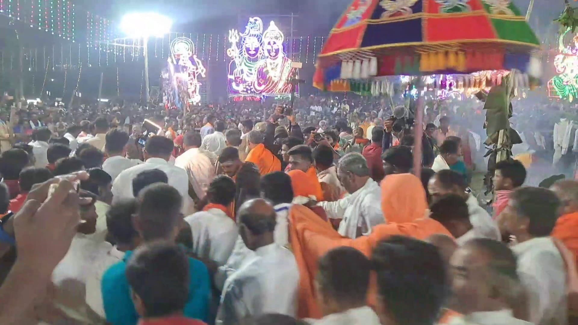 மாதேஸ்வரர் சாமி வகையறா சுவாமிகள் சங்கமிக்கும்  குண்டம் திருவிழா