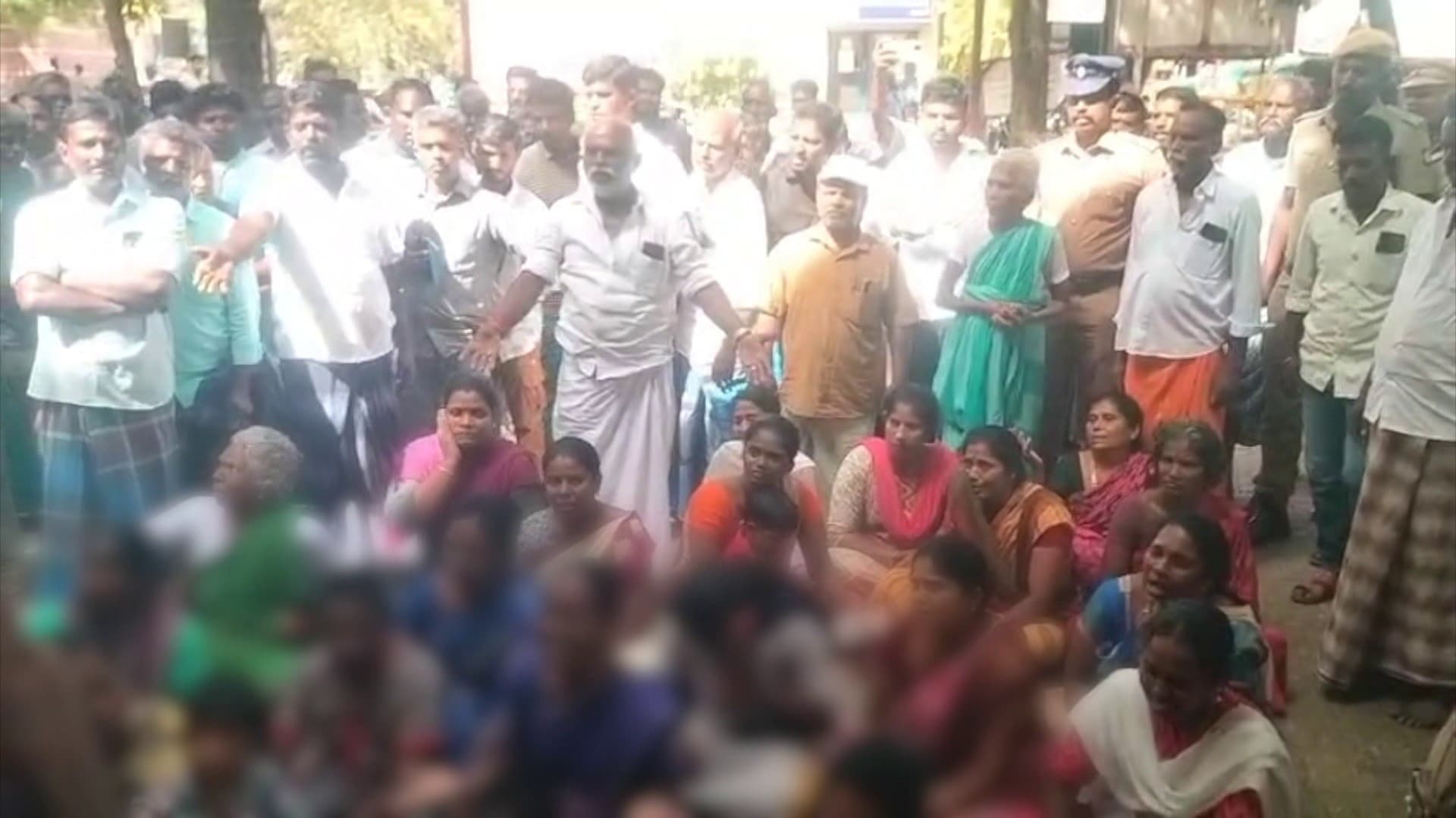 காவல் மரண வழக்கில் கைதான 5 காவலர்களின் குடும்பத்தினர் தர்ணா