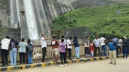 இயற்கை அழகை ரசிக்க வால்பாறையில் குவியும் சுற்றுலா பயணிகள்