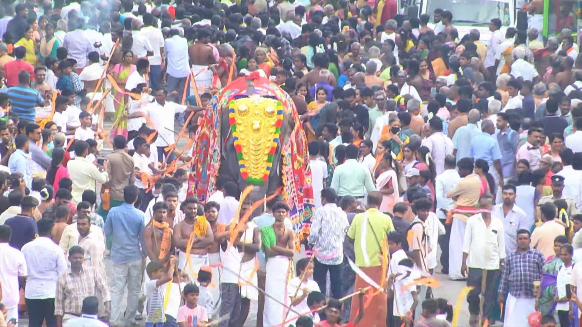 சிதம்பரம் நடராஜர் கோவில் ஆனித் திருமஞ்சன விழா தேரோட்டம்..! மூலவர்கள் நடராஜப் பெருமாள், சிவகாம சுந்தரி தனித்தனி தேரில் எழுந்தருளினர்..