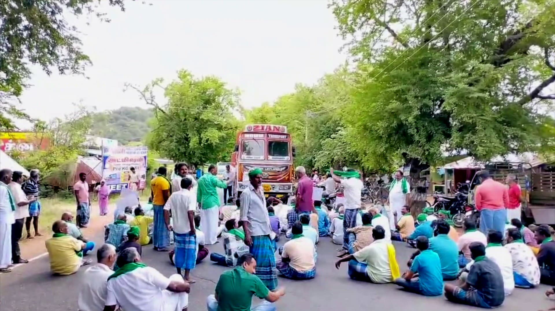 நடுவலூர் ஏரிக்குச் செல்லும் வாய்க்கால் ஆக்கிரமிப்புகளை அகற்றக் கோரி விவசாயிகள் சாலை மறியல்..!