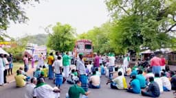 நடுவலூர் ஏரிக்குச் செல்லும் வாய்க்கால் ஆக்கிரமிப்புகளை அகற்றக் கோரி விவசாயிகள் சாலை மறியல்..!