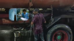குடிநீர் லாரி பழுதால் மெக்கானிக்கை அழைத்து வரச் சென்ற ஓட்டுநர்..! வடிவேலு பாணியில் தண்ணீரை அடைக்க முயன்ற போதை ஆசாமி..