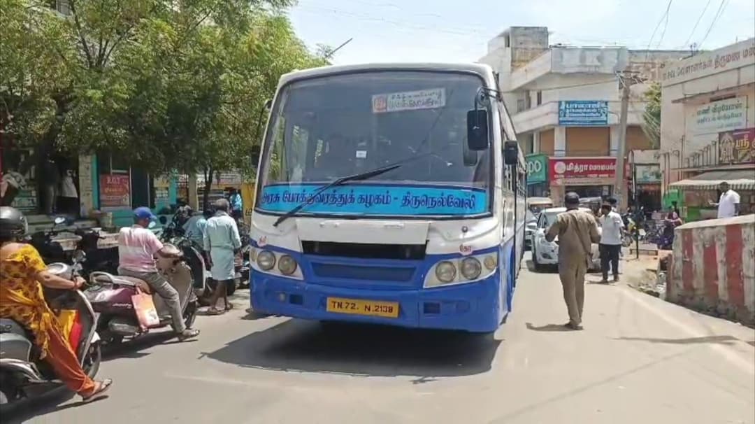 கியர் ராடு பழுதானதால் நடுசாலையில் நின்ற அரசுப் பேருந்து