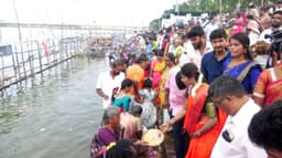 ஆடிப்பெருக்கு - புதுமணத் தம்பதிகள் புனித நீராடி வழிபாடு..!