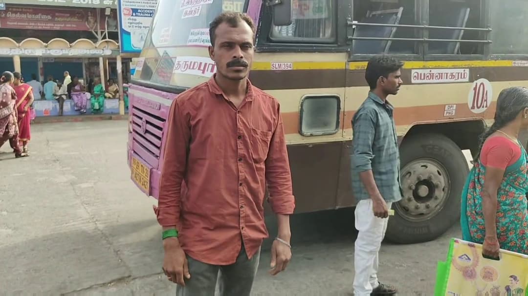 பேருந்தில் பெண் பயணிகளை செல்போனில் புகைப்படம் எடுத்த நபர் - போதை நபரை தாக்கி காவல்நிலையத்தில் ஒப்படைத்த சக பயணிகள்