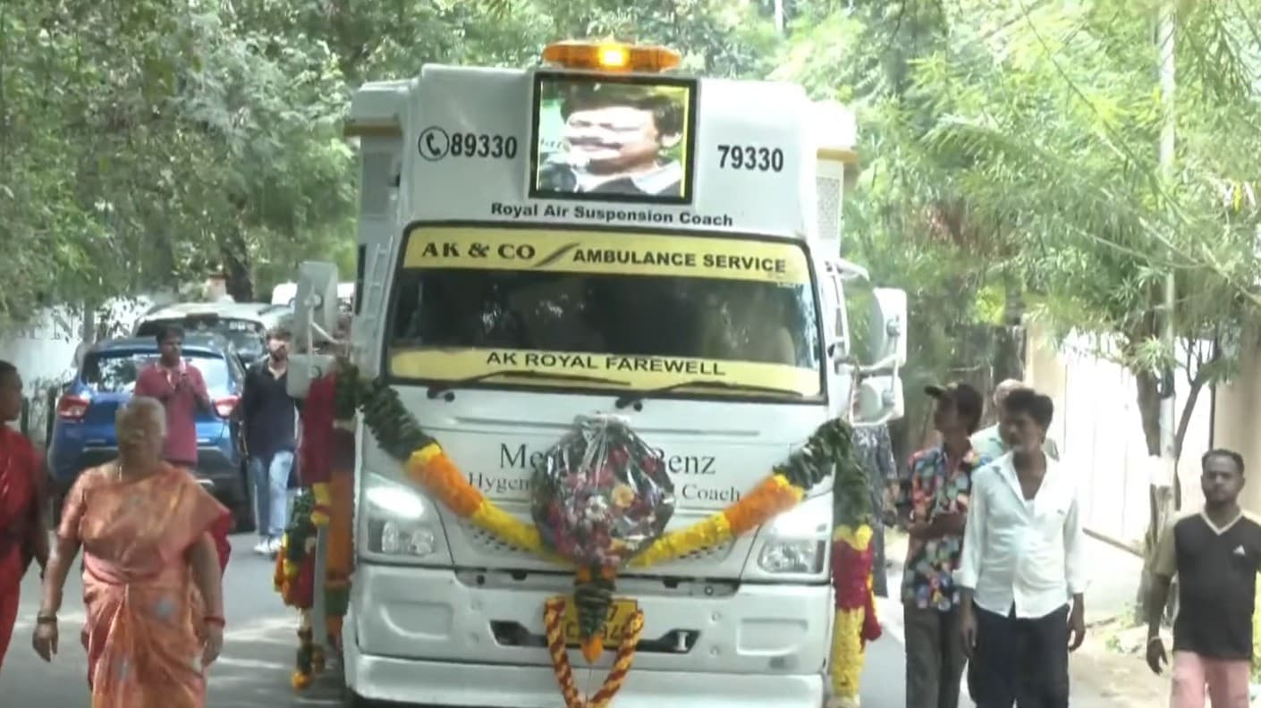 புற்றுநோய் பாதிப்பு காரணமாக உயிரிழந்த நடிகர் மதன் பாப் உடல் தகனம் - திரைத்துறையினர் அஞ்சலி