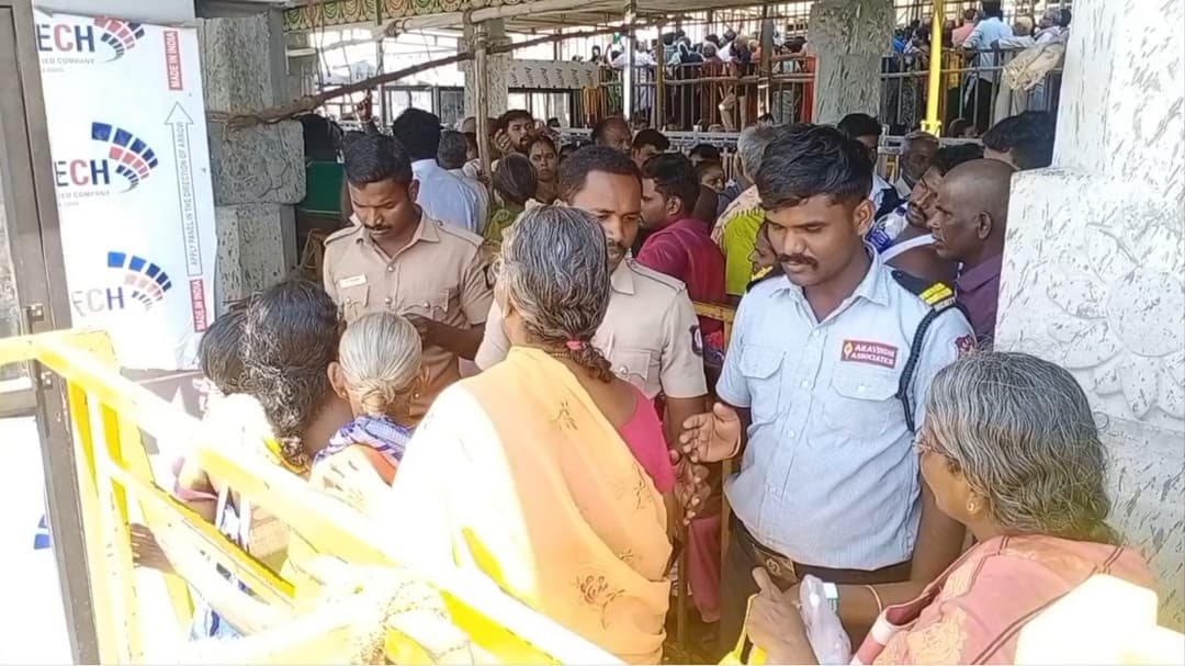 திருச்செந்தூரில் பக்தர்கள் கூட்டம் அதிகரிப்பால் புதிய கட்டுப்பாடு..! 
மூத்த குடிமக்கள், மாற்றுத்திறனாளிகள் தரிசன நேரத்தில் மாற்றம்..