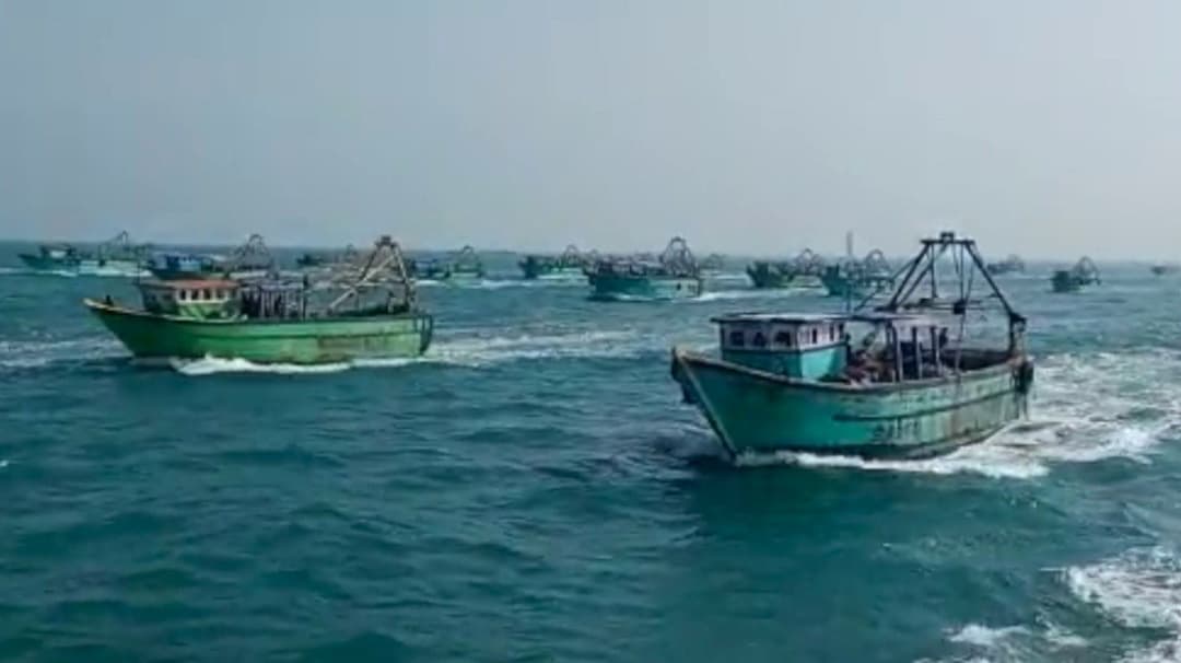 எல்லை தாண்டி மீன்பிடித்ததாகக் கூறி தமிழக மீனவர்கள் 14 பேர் படகுடன் சிறைபிடிப்பு