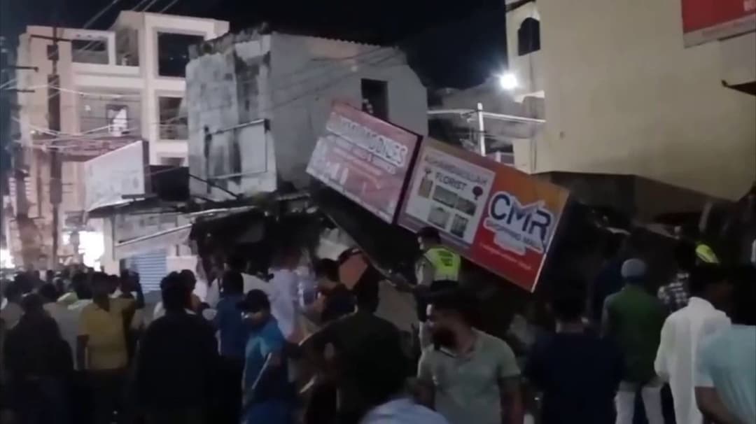திடீரென்று வெடித்த சமையல் எரிவாயு சிலிண்டர்.  சிதறிய வீடு. ஒருவர் உயிரிழப்பு