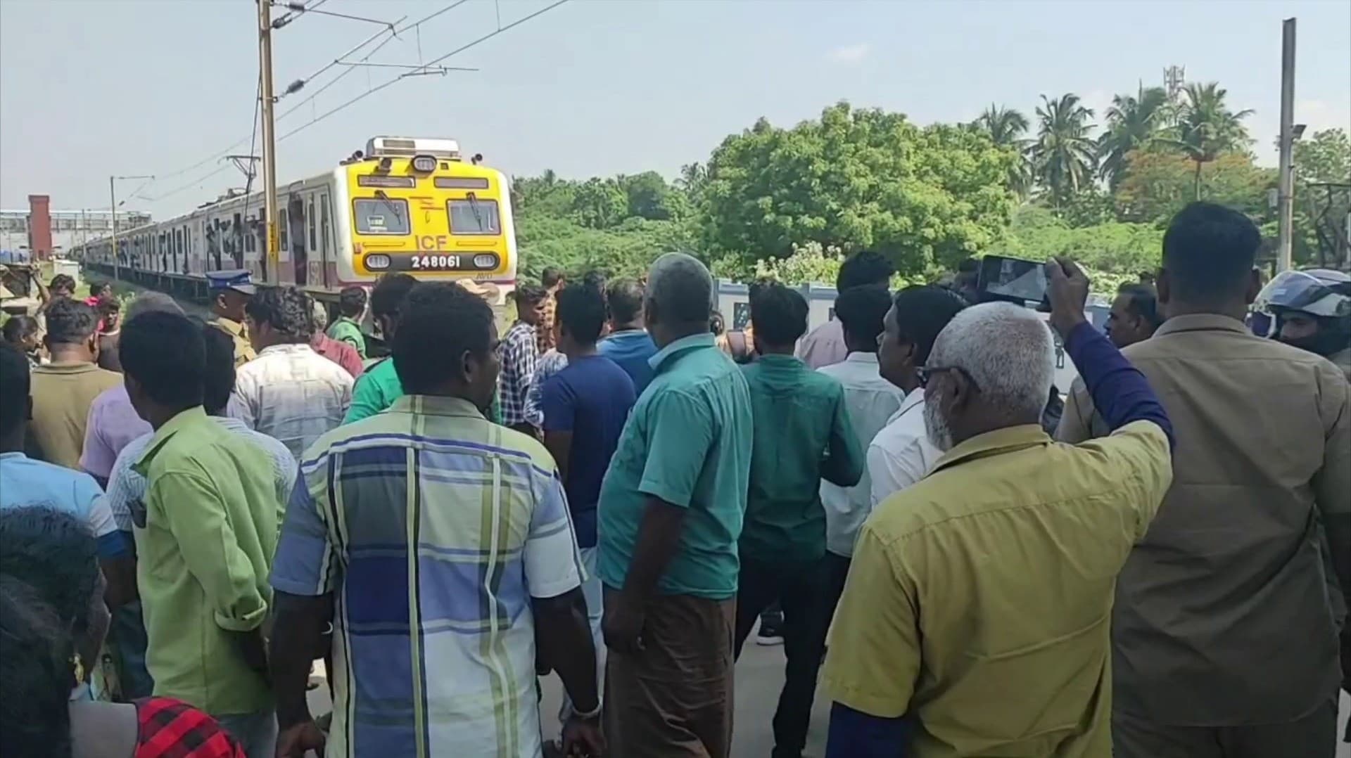 ரயில்வே கேட்டில் சிக்னல் கோளாறு - 1 மணி நேரம் பாதிப்பு