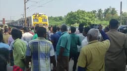 ரயில்வே கேட்டில் சிக்னல் கோளாறு - 1 மணி நேரம் பாதிப்பு