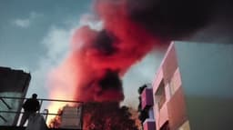 சென்னை மூலக்கடை அருகே அட்டை தயாரிக்கும் தனியார் தொழிற்சாலையில் 3 சிலிண்டர் வெடித்து பயங்கர தீ விபத்து..