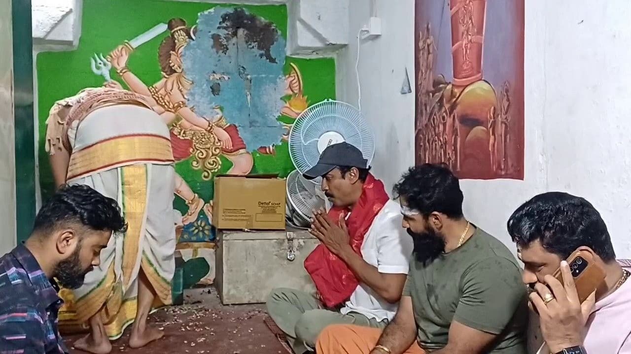 நடிகர் சமுத்திரக்கனி அண்ணாமலையார் கோவிலில் சாமி தரிசனம்