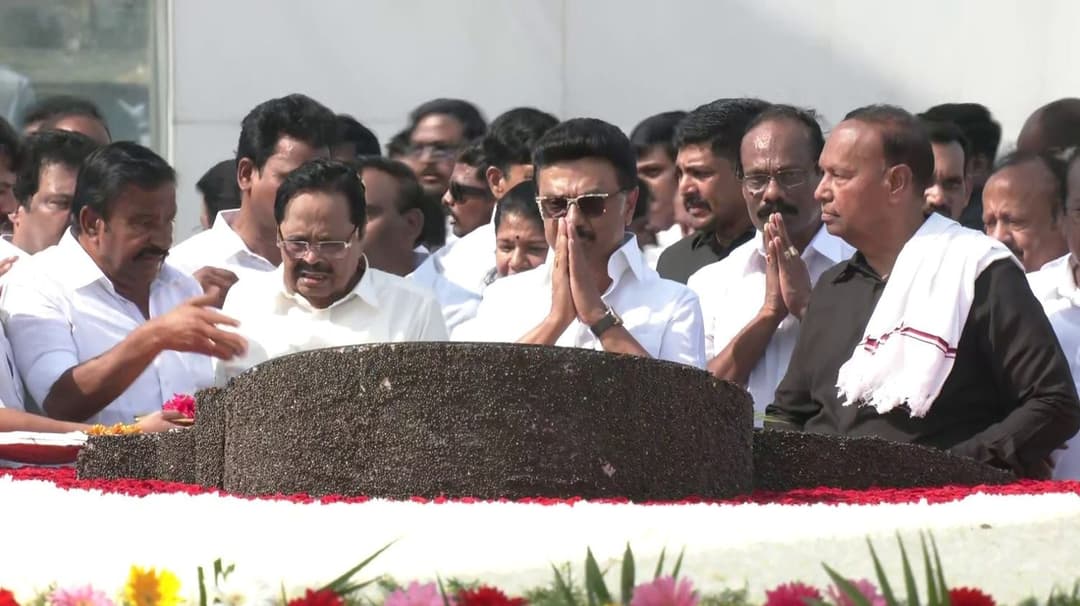கருணாநிதியின் நினைவிடத்தில் முதலமைச்சர் மு.க.ஸ்டாலின், அமைச்சர்கள், கட்சி நிர்வாகிகள் மரியாதை