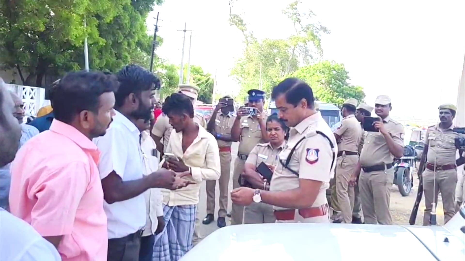 தனியார் பள்ளியில் கிணற்றில் விழுந்து இறந்த மாணவன் உடலை நீதிமன்ற உத்தரவுப்படி எரித்த போலீசார்