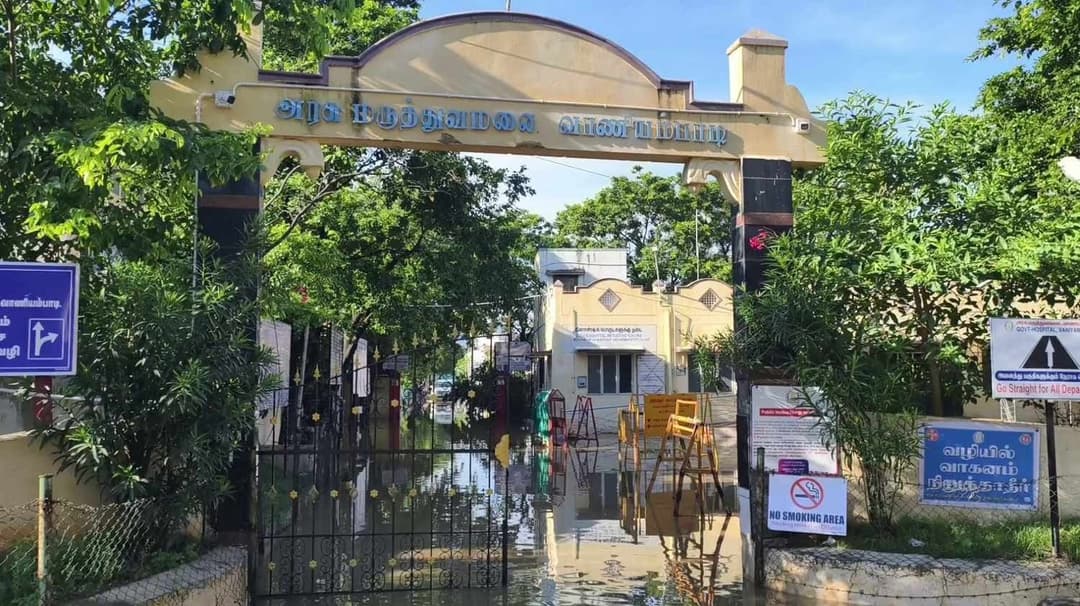 கழிவுநீருடன் சேர்ந்து அரசு மருத்துவமனை வளாகத்தில் தேங்கிய மழைநீர்
