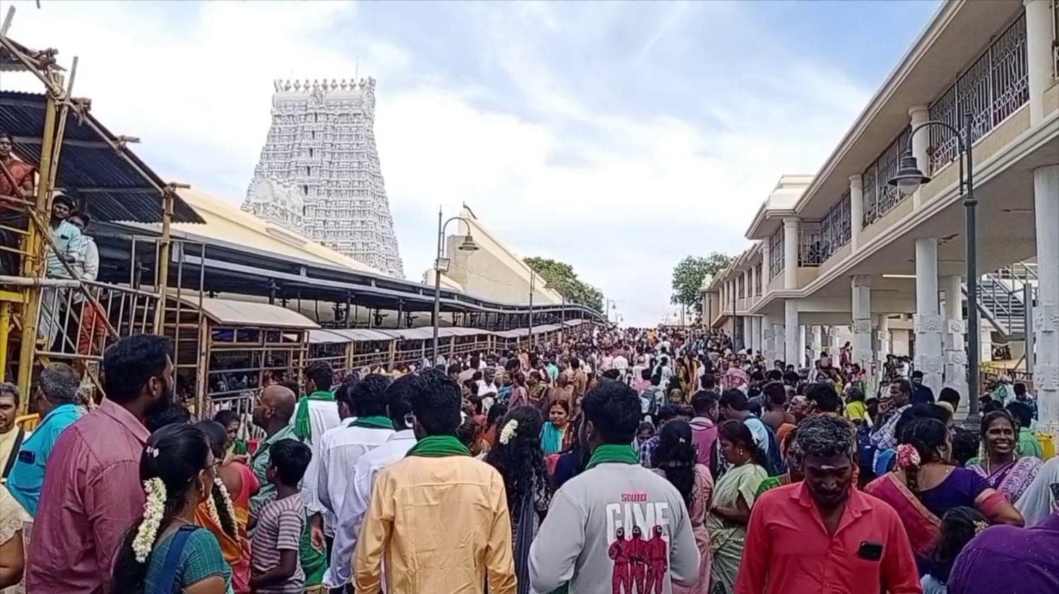 திருச்செந்தூர் முருகன் கோவிலில் அலைமோதிய பக்தர்கள் கூட்டம்.. சுமார் 7மணி நேரம் காத்திருந்து சாமி தரிசனம்