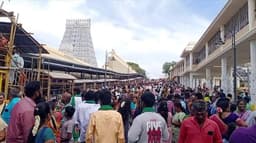 திருச்செந்தூர் முருகன் கோவிலில் அலைமோதிய பக்தர்கள் கூட்டம்.. சுமார் 7மணி நேரம் காத்திருந்து சாமி தரிசனம்
