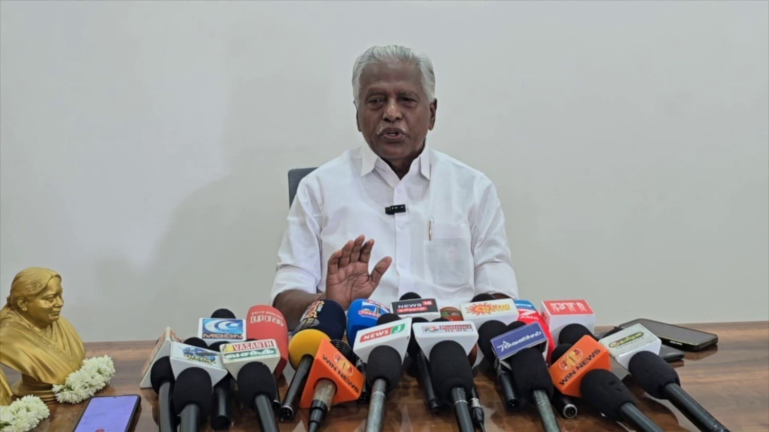 எத்தனை தொழிற்சாலைகள் திமுக ஆட்சியில் கொண்டு வரப்பட்டு உள்ளது..? - கே.பி.முனுசாமி கேள்வி