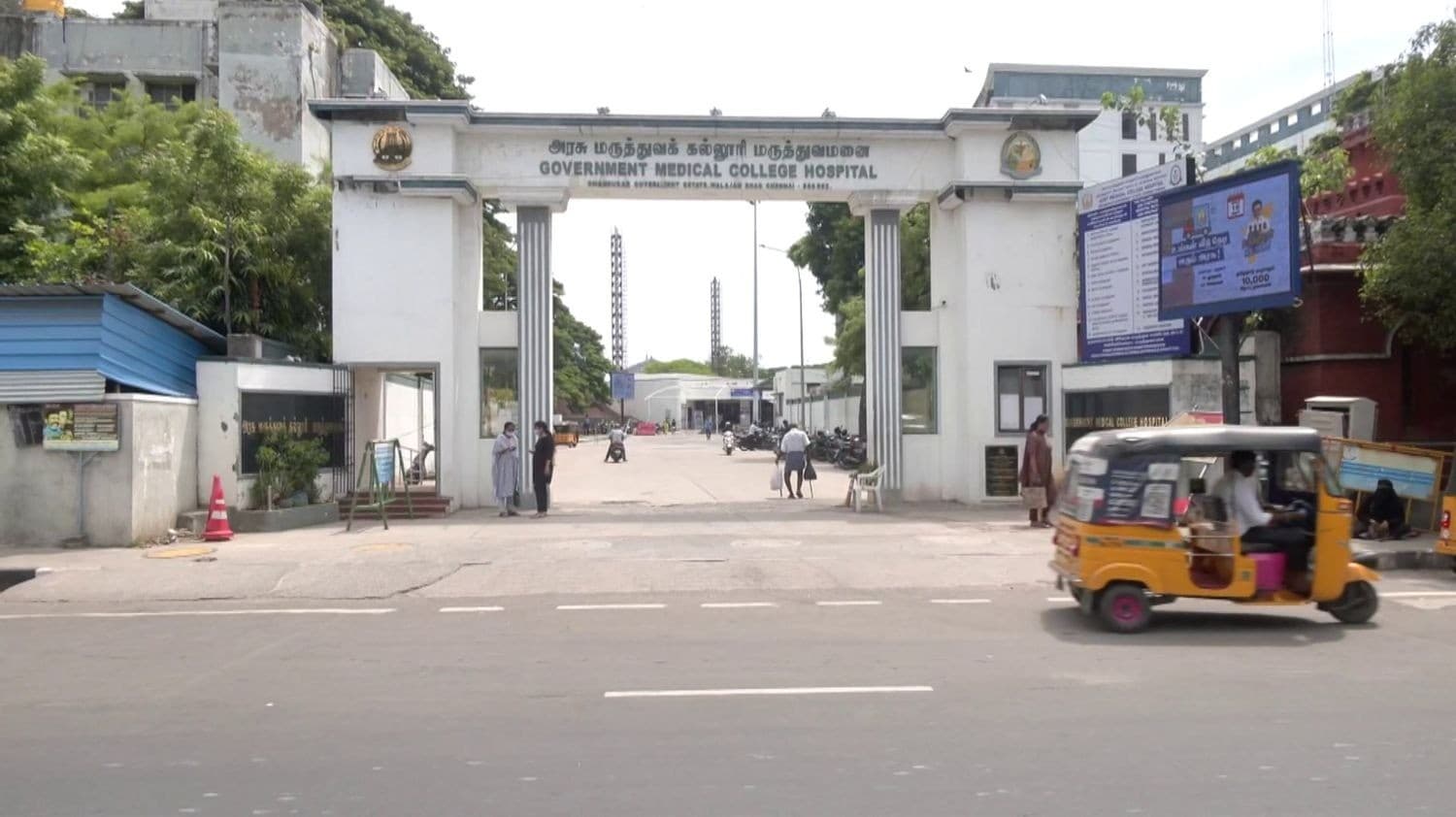 தனக்கும், காதலிக்கும் பிறந்த ஒரு நாளே ஆன பச்சிளம் குழந்தையை கட்டைப்பையில் வைத்துக்கொண்டு வந்த இளைஞர்..