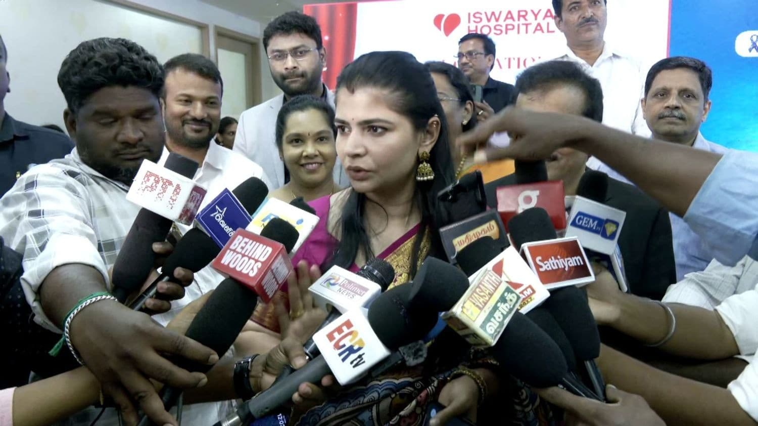 வைரமுத்து குறித்து என்னிடம் தான் கேட்க வேண்டுமா..? - கோபமாகபதிலளித்த பாடகி சின்மயி