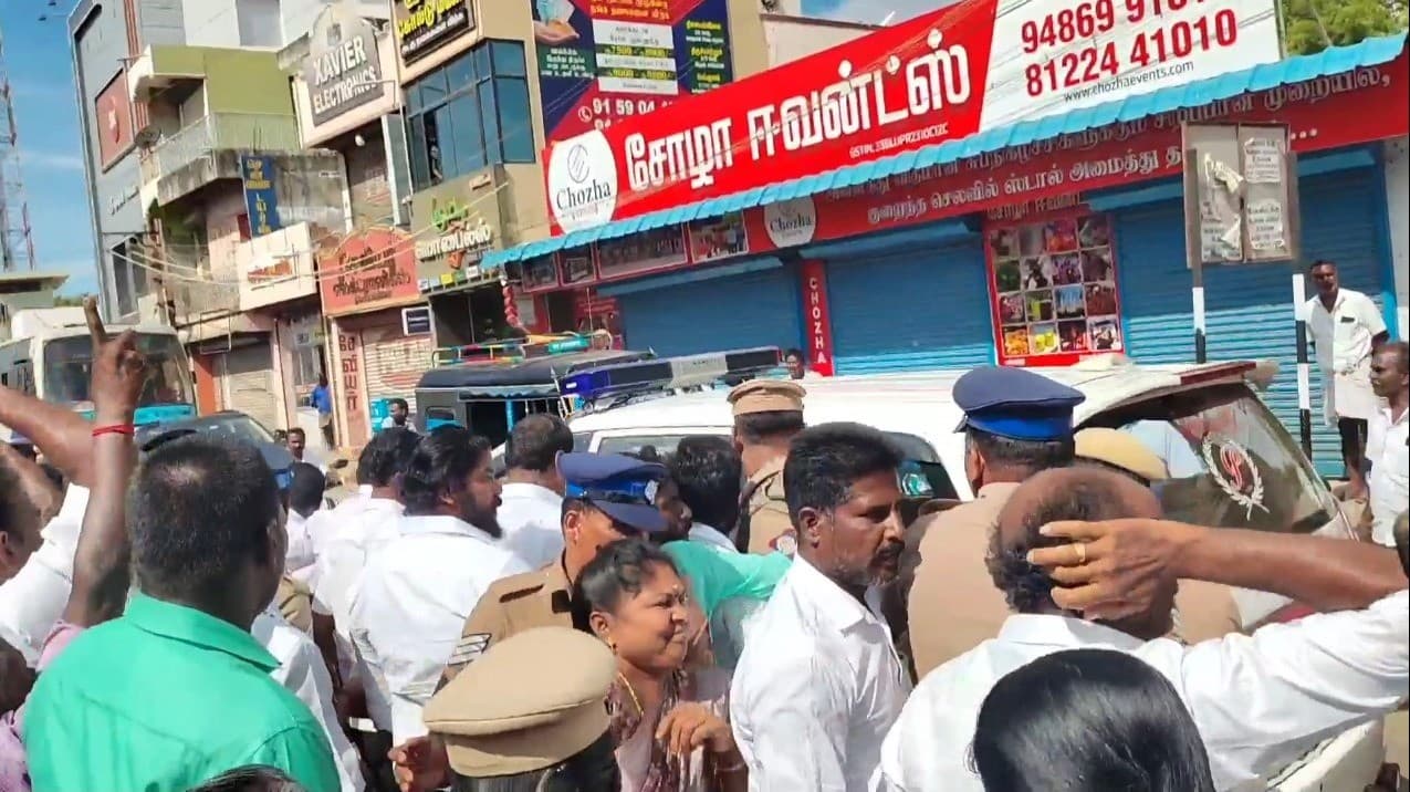சபாநாயகர் அப்பாவு காரை முற்றுகையிட்டு பெண்கள் கோஷம்..! திசையன்விளைக்கு பாரபட்சம் காட்டுவதாக அப்பாவுக்கு எதிராக கோஷம்..